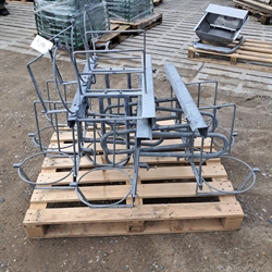 8 stk. brugte flytbar skålholder med skillerum - 3 pladser 